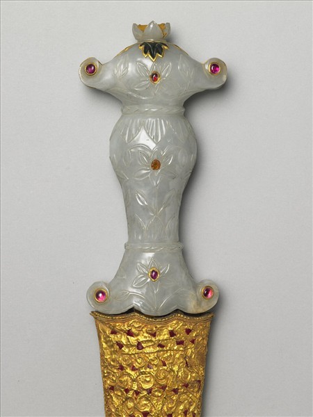 玉嵌寶石柄短劍