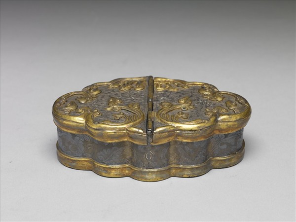 番蓮紋鍍金邊銀盒