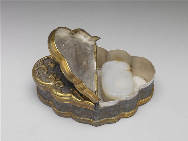 番蓮紋鍍金邊銀盒