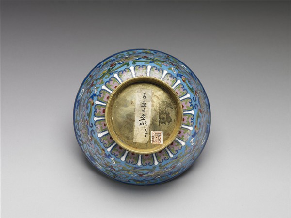 掐絲琺瑯番蓮紋碗