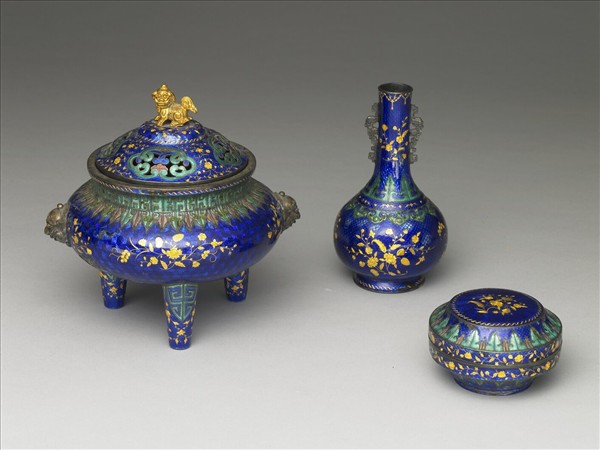 銅胎內填琺瑯貼金盒