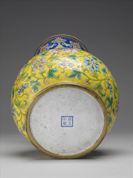 銅胎畫琺瑯番蓮紋瓶