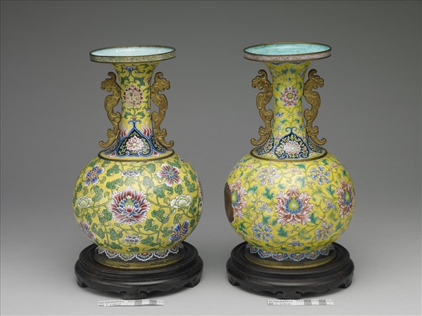 銅胎畫琺瑯番蓮紋瓶