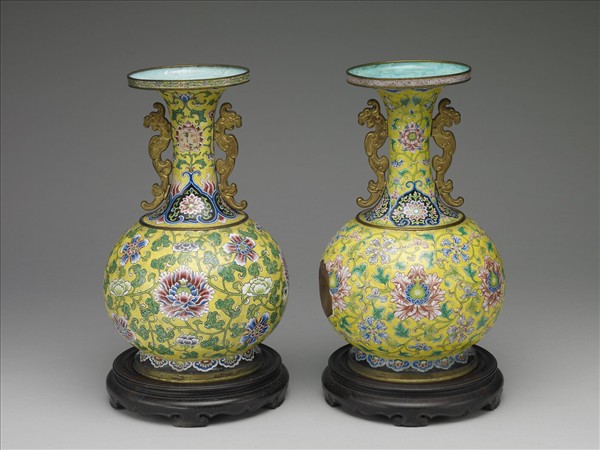 銅胎畫琺瑯番蓮紋瓶