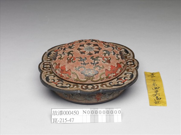 剔紅花卉紋折沿盒