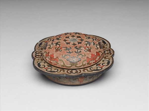 剔紅花卉紋折沿盒