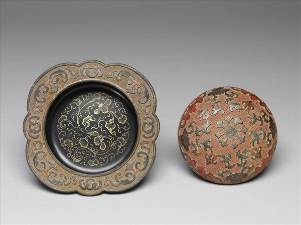 剔紅花卉紋折沿盒