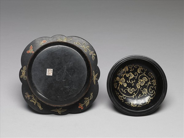 剔紅花卉紋折沿盒