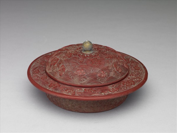 剔紅梅花水波紋盒