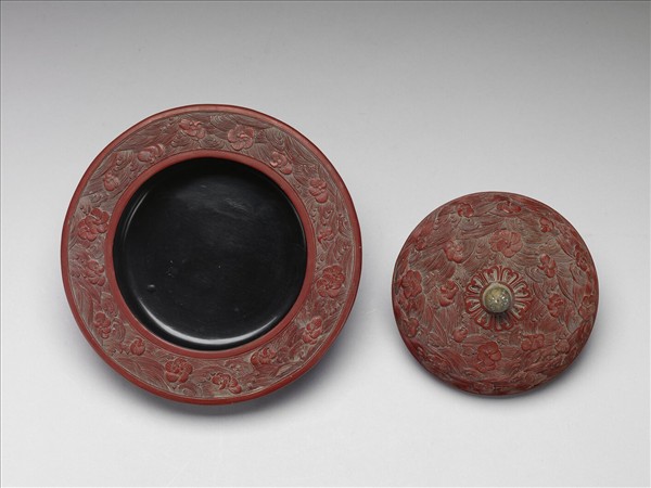 剔紅梅花水波紋盒