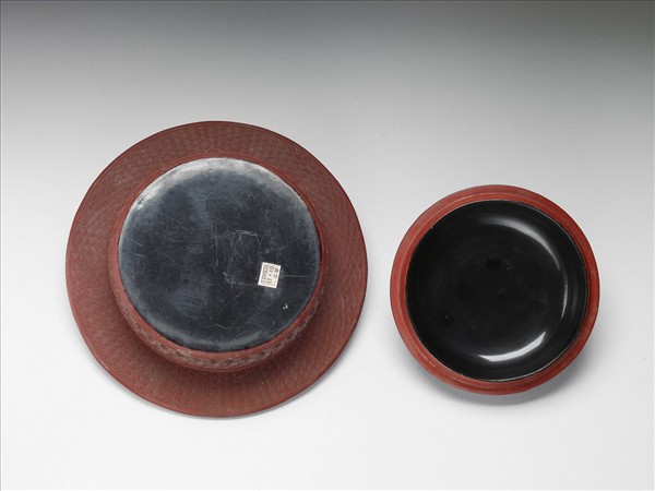 剔紅梅花水波紋盒