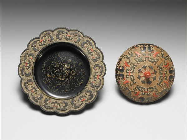 剔黃花卉紋折沿盒