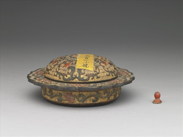 彩漆花卉紋折沿盒