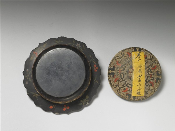 彩漆花卉紋折沿盒