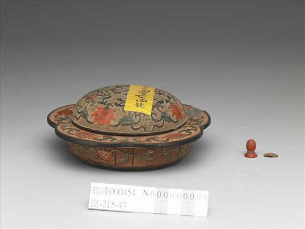 彩漆花卉紋折沿盒