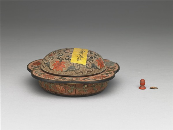 彩漆花卉紋折沿盒