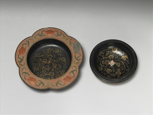 彩漆花卉紋折沿盒