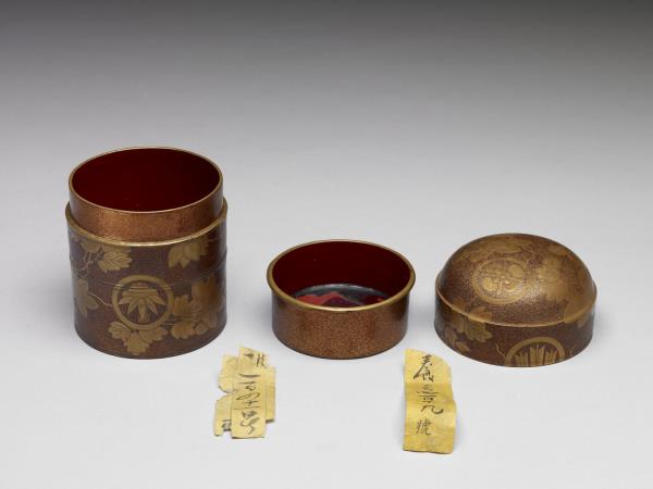 牡丹蒔繪圓筒盒