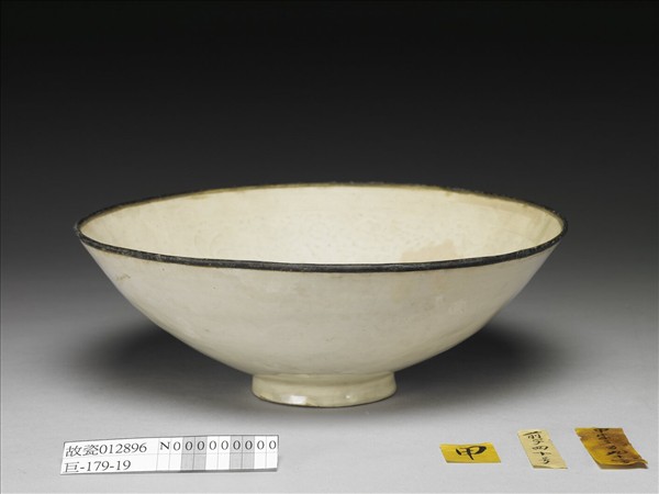 定窯系白瓷拱花金魚蓮塘紋碗- 故宮