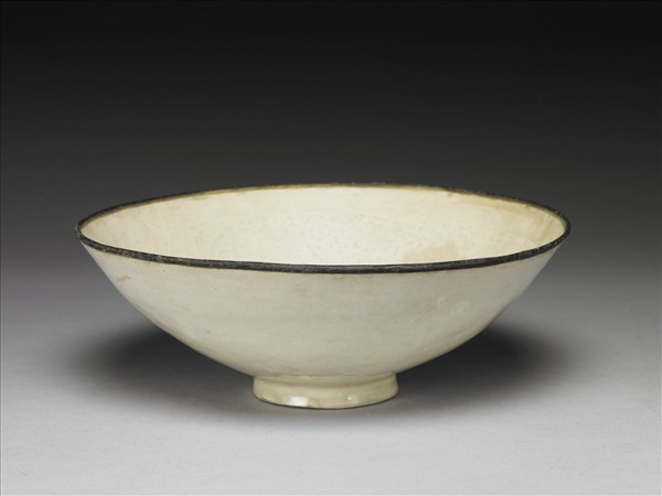 定窯系白瓷拱花金魚蓮塘紋碗