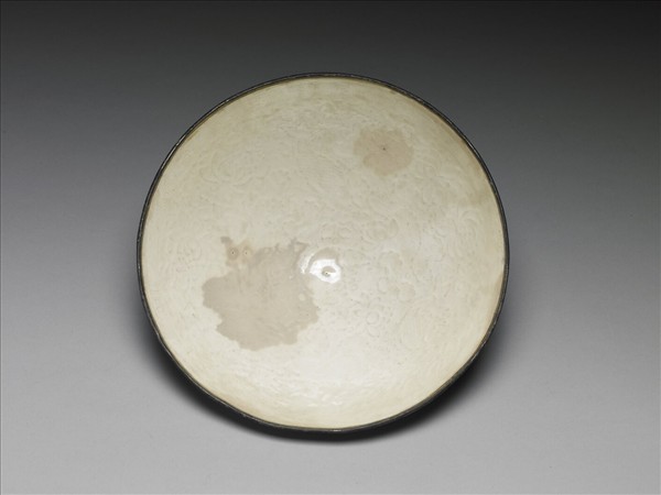 定窯系白瓷拱花金魚蓮塘紋碗