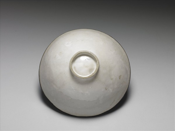 定窯系白瓷拱花金魚蓮塘紋碗