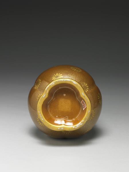 褐釉描金蟠桃瓶