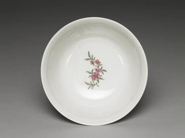 五彩四季花卉紋碗