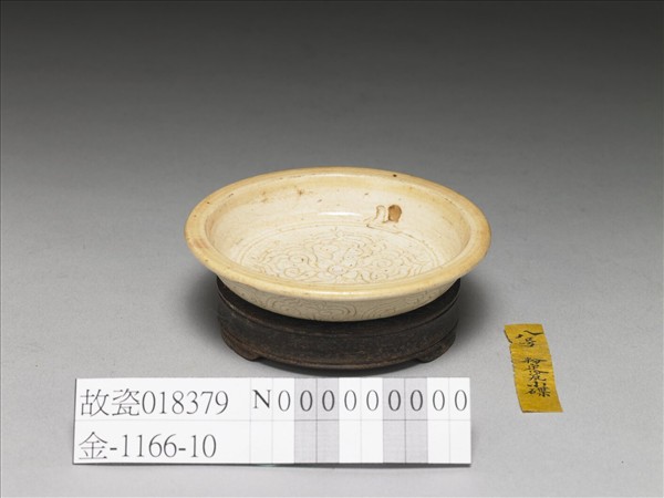 白瓷劃花花卉紋碟