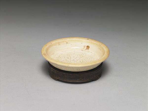 白瓷劃花花卉紋碟