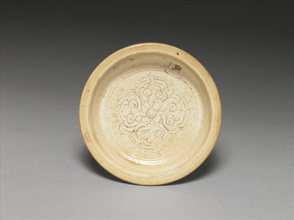 白瓷劃花花卉紋碟