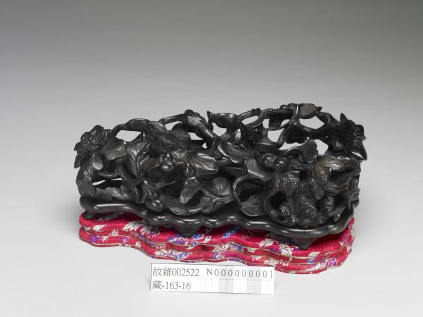 紫檀瓜瓞紋木座