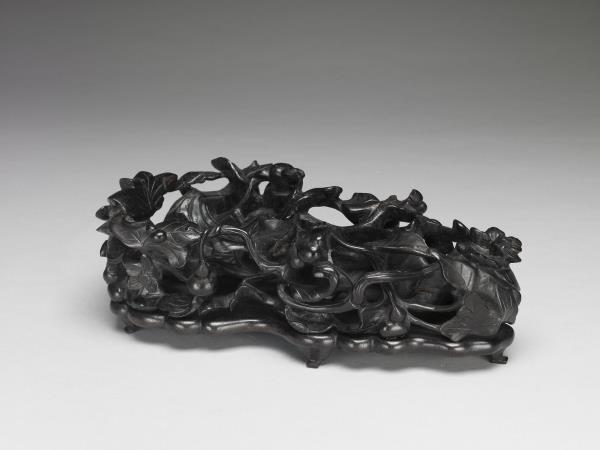 紫檀瓜瓞紋木座