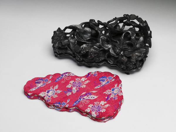 紫檀瓜瓞紋木座