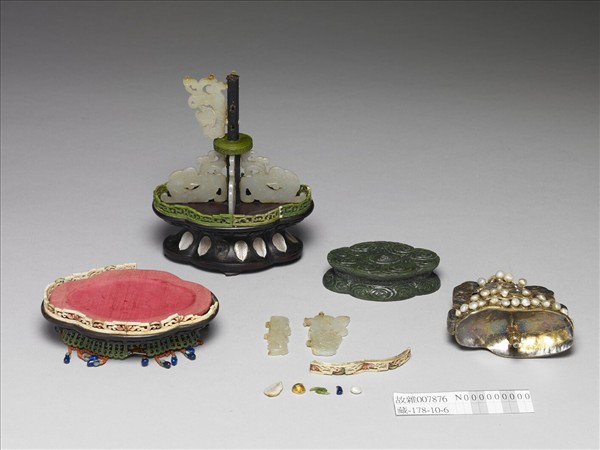 銅鍍金嵌珠寶傘