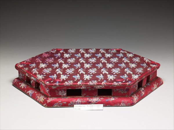 花蝶紋紅綾紙座