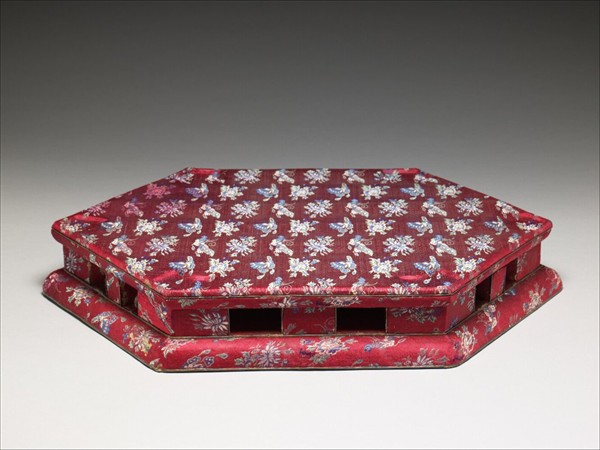 花蝶紋紅綾紙座