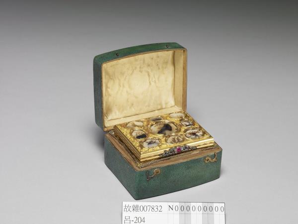 金嵌瑪瑙鼻煙盒