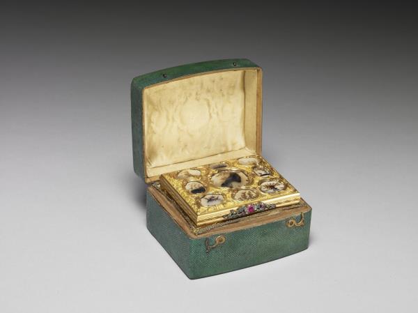 金嵌瑪瑙鼻煙盒