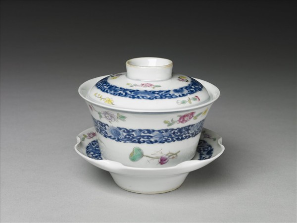 青花粉彩帶托蓋碗