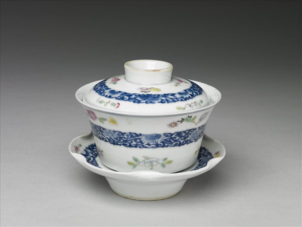 青花粉彩帶托蓋碗