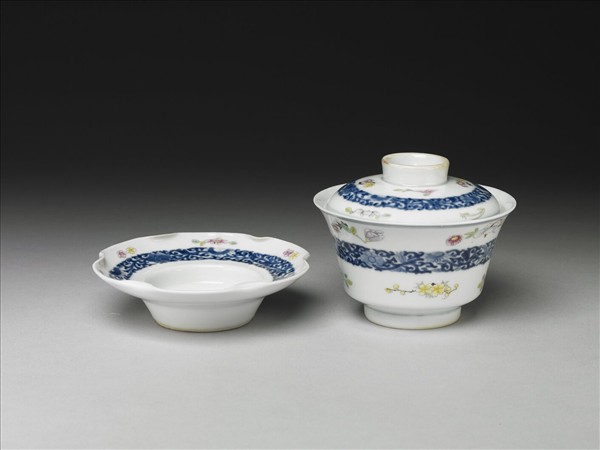 青花粉彩帶托蓋碗