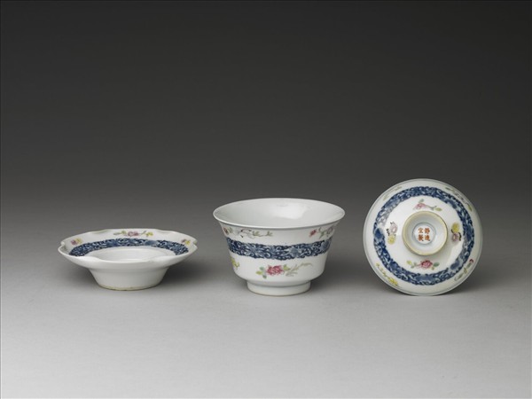 青花粉彩帶托蓋碗