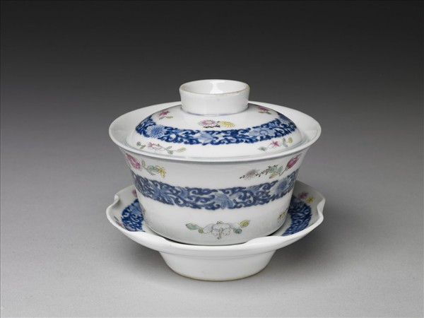 青花粉彩帶托蓋碗