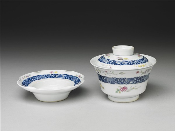 青花粉彩帶托蓋碗