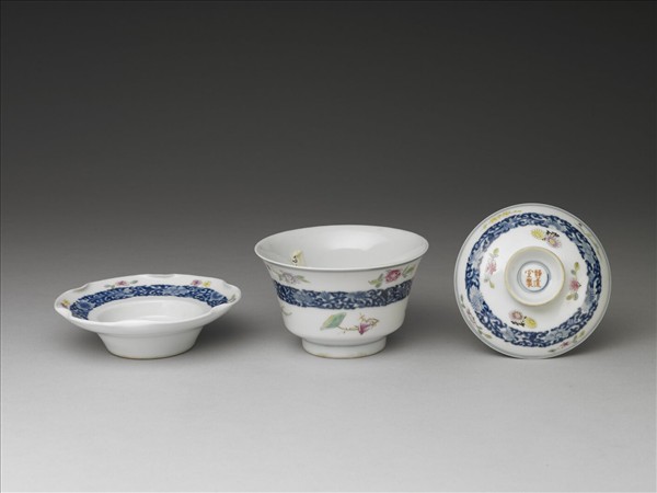 青花粉彩帶托蓋碗