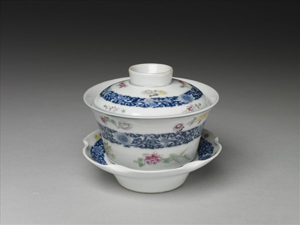 青花粉彩帶托蓋碗