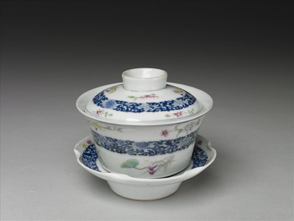 青花粉彩帶托蓋碗