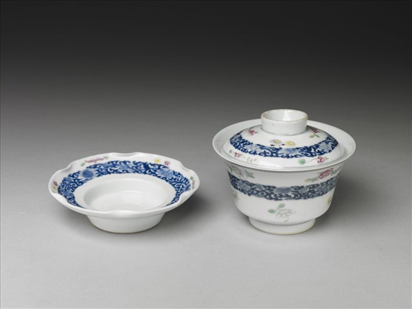 青花粉彩帶托蓋碗