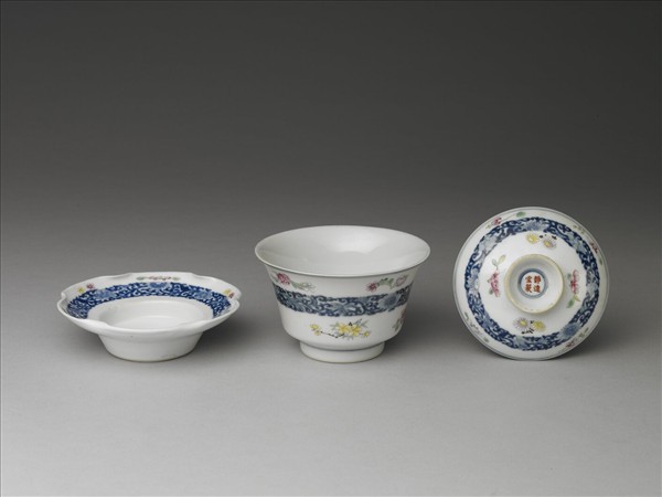 青花粉彩帶托蓋碗